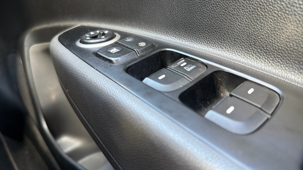 Hyundai i10 1.0 SE 5dr Petrol Hatchback - Image 31