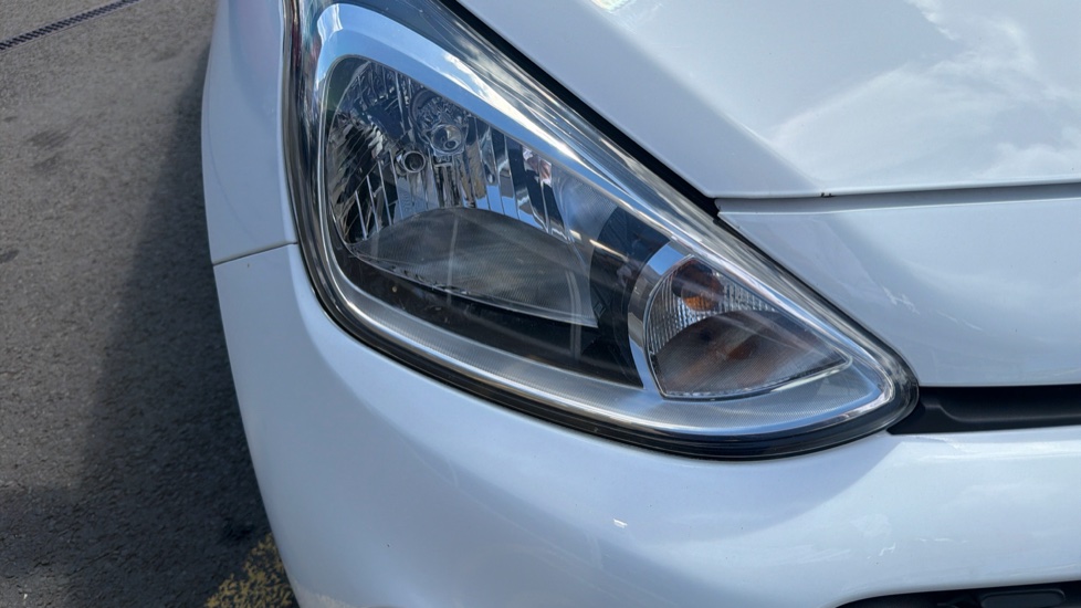 Hyundai i10 1.0 SE 5dr Petrol Hatchback - Image 33