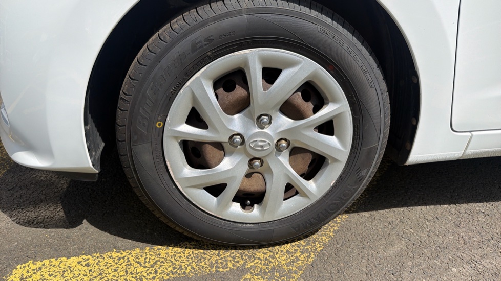 Hyundai i10 1.0 SE 5dr Petrol Hatchback - Image 35