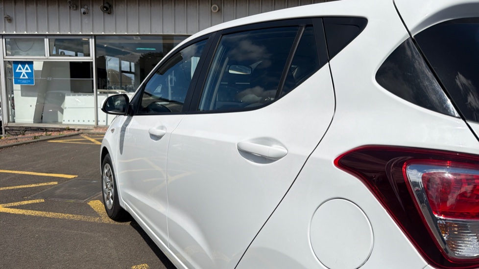 Hyundai i10 1.0 SE 5dr Petrol Hatchback - Image 37