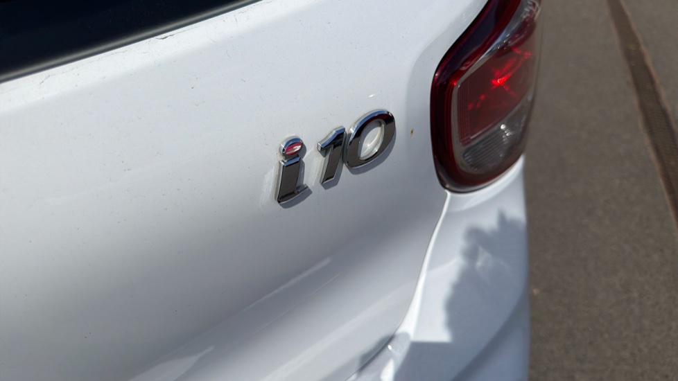 Hyundai i10 1.0 SE 5dr Petrol Hatchback - Image 40