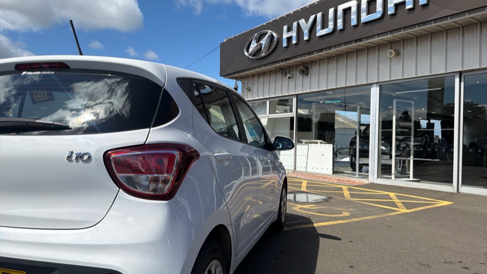 Hyundai i10 1.0 SE 5dr Petrol Hatchback - Image 42