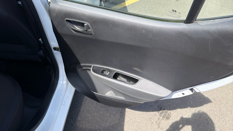 Hyundai i10 1.0 SE 5dr Petrol Hatchback - Image 43