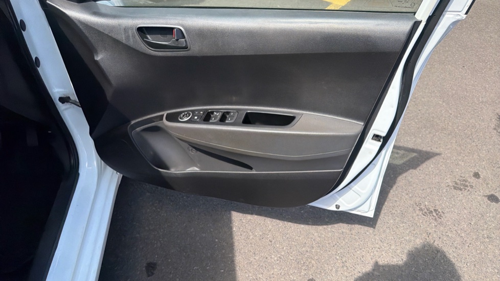 Hyundai i10 1.0 SE 5dr Petrol Hatchback - Image 44