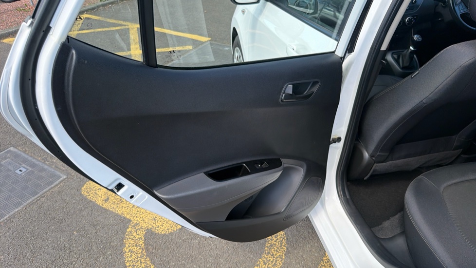 Hyundai i10 1.0 SE 5dr Petrol Hatchback - Image 45