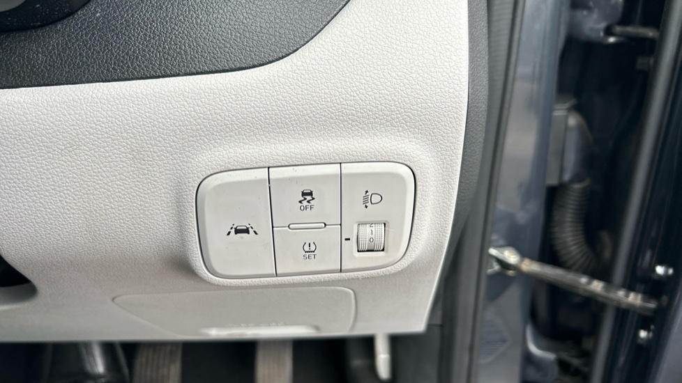 Hyundai i10 1.0 MPi Premium 5dr Petrol Hatchback - Image 41