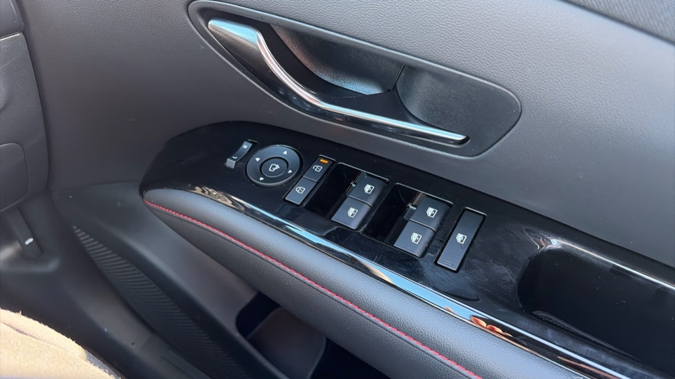 Hyundai TUCSON 1.6T N Line 5dr Petrol Estate - Image 30