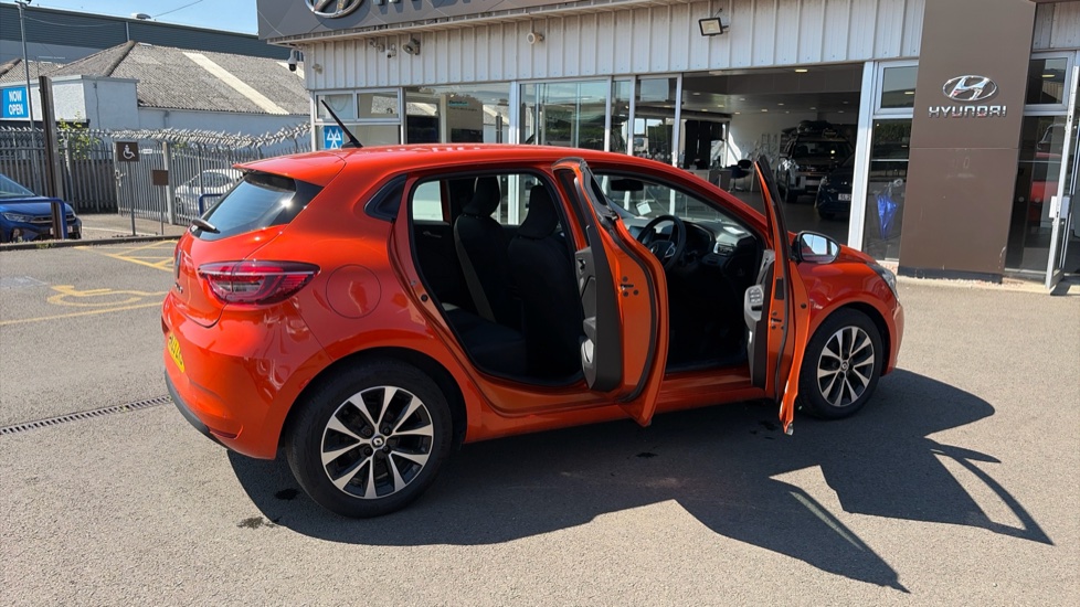Renault Clio 1.0 TCe 90 Evolution 5dr Petrol Hatchback - Image 38
