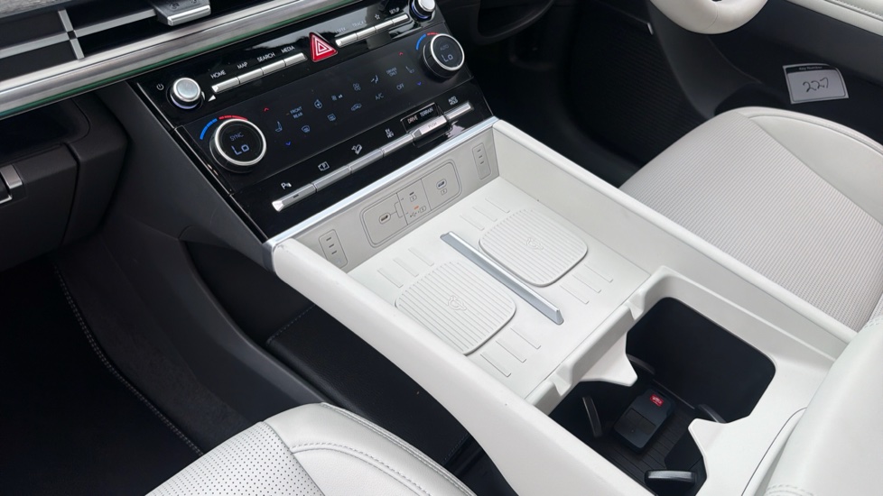 Hyundai SANTA FE 1.6 TGDi Plug-in Hybrid Ultimate 5dr 4WD Auto Estate - Image 13