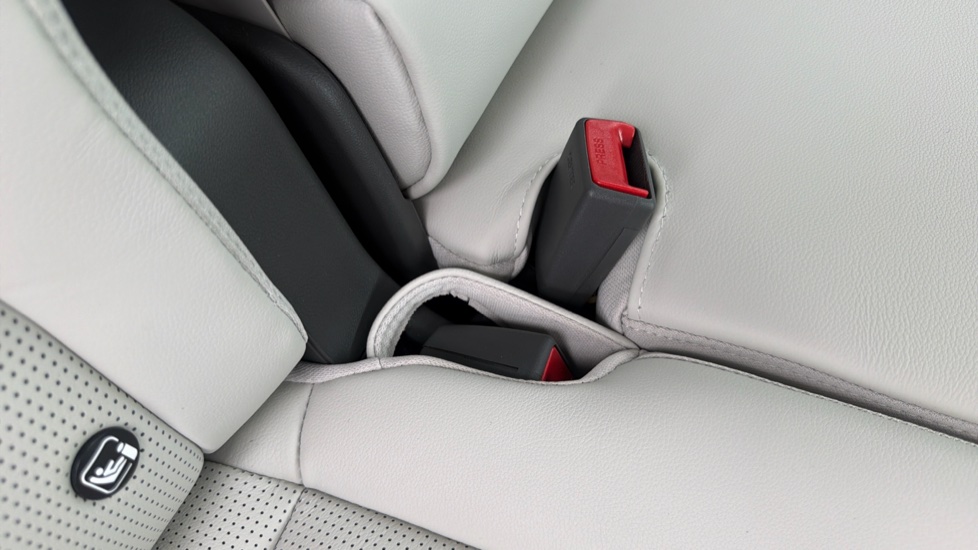 Hyundai SANTA FE 1.6 TGDi Plug-in Hybrid Ultimate 5dr 4WD Auto Estate - Image 17