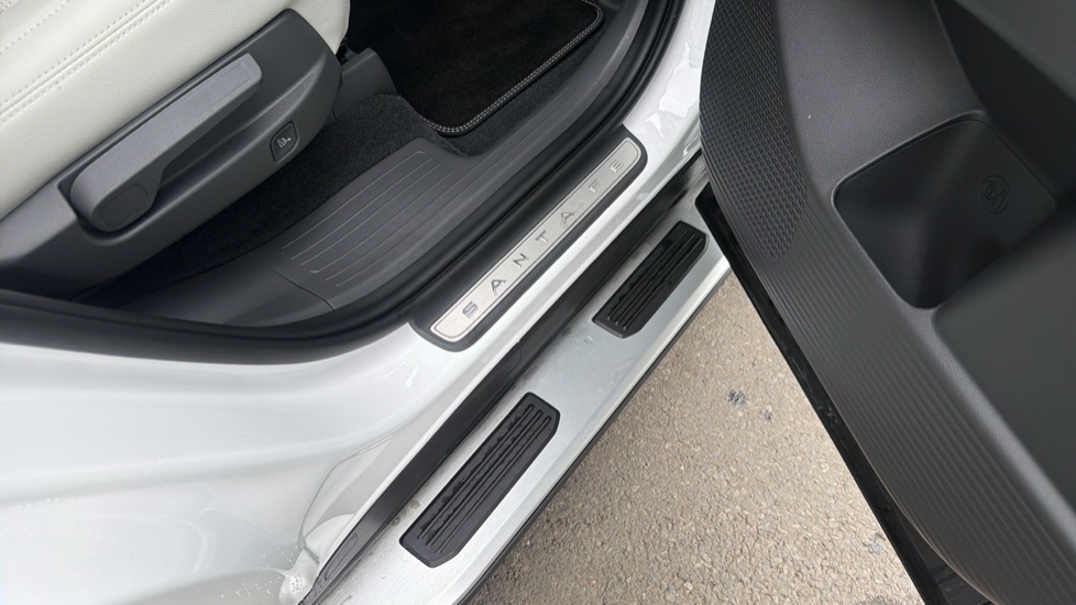 Hyundai SANTA FE 1.6 TGDi Plug-in Hybrid Ultimate 5dr 4WD Auto Estate - Image 21