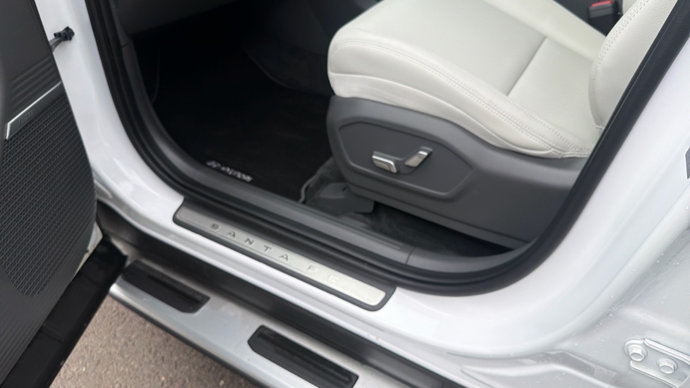 Hyundai SANTA FE 1.6 TGDi Plug-in Hybrid Ultimate 5dr 4WD Auto Estate - Image 29