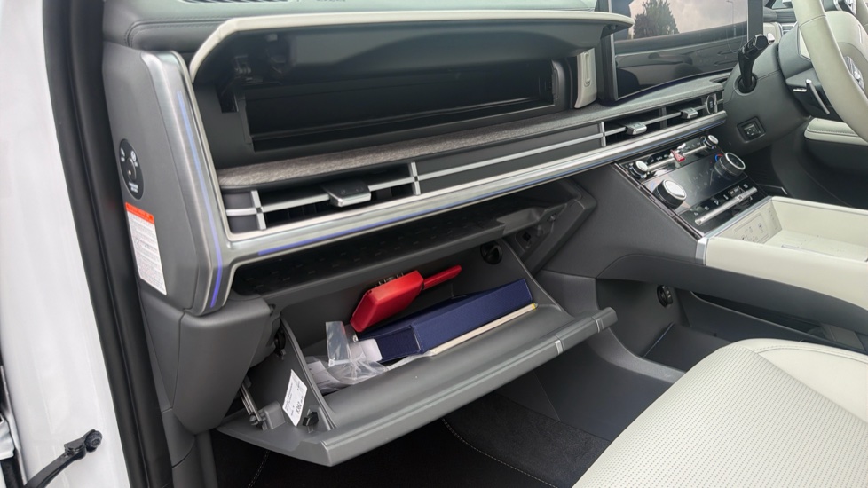 Hyundai SANTA FE 1.6 TGDi Plug-in Hybrid Ultimate 5dr 4WD Auto Estate - Image 30