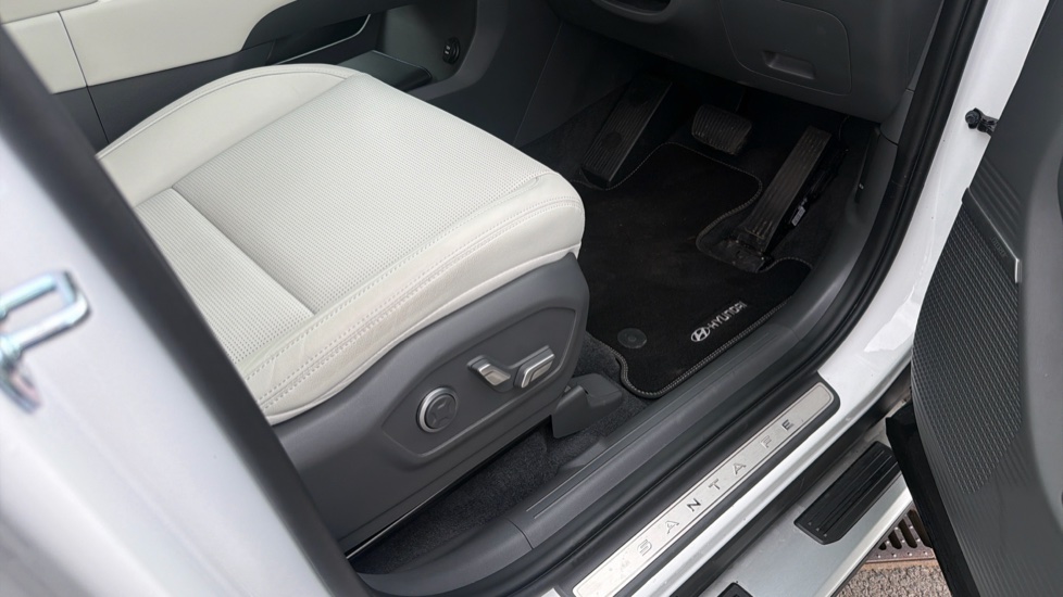 Hyundai SANTA FE 1.6 TGDi Plug-in Hybrid Ultimate 5dr 4WD Auto Estate - Image 31