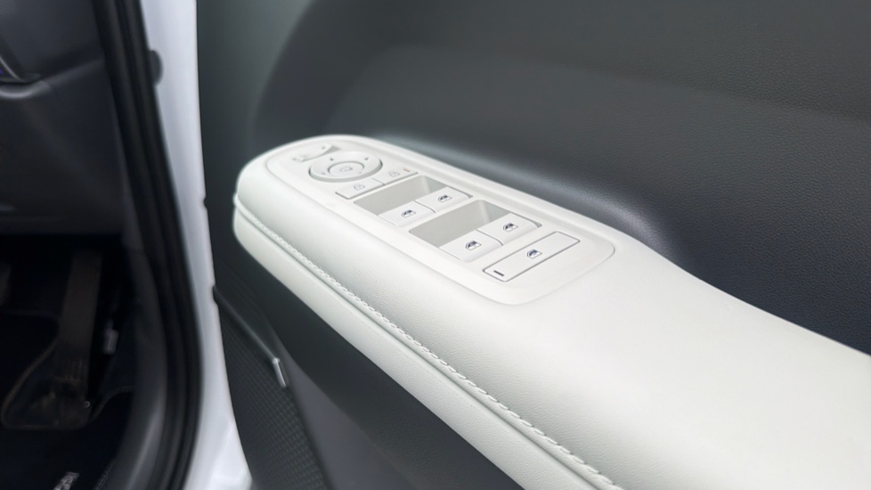 Hyundai SANTA FE 1.6 TGDi Plug-in Hybrid Ultimate 5dr 4WD Auto Estate - Image 32