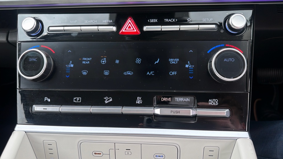 Hyundai SANTA FE 1.6 TGDi Plug-in Hybrid Ultimate 5dr 4WD Auto Estate - Image 44