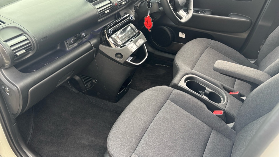 Hyundai INSTER 85kW 02 49kWh 5dr Auto Electric Hatchback - Image 9