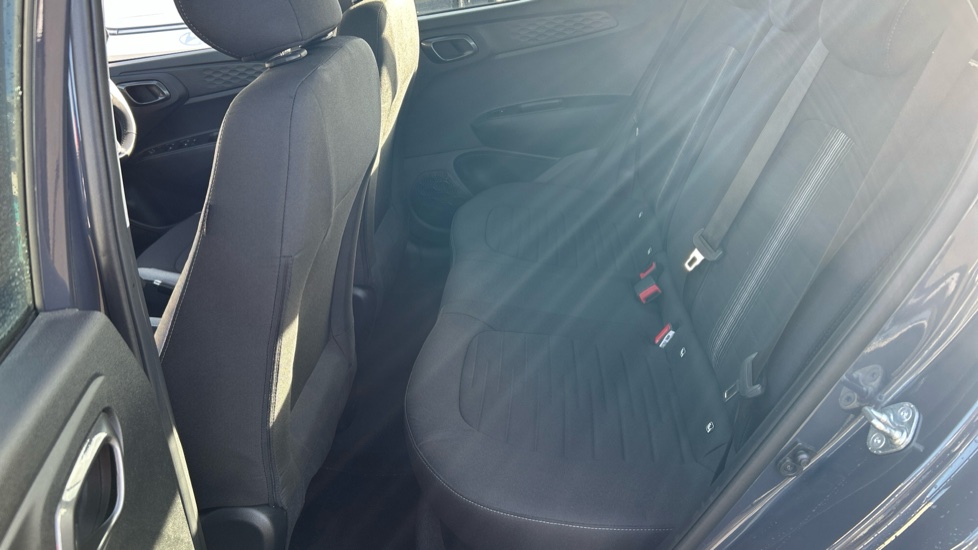 Hyundai i10 1.2 Advance 5dr Petrol Hatchback - Image 16