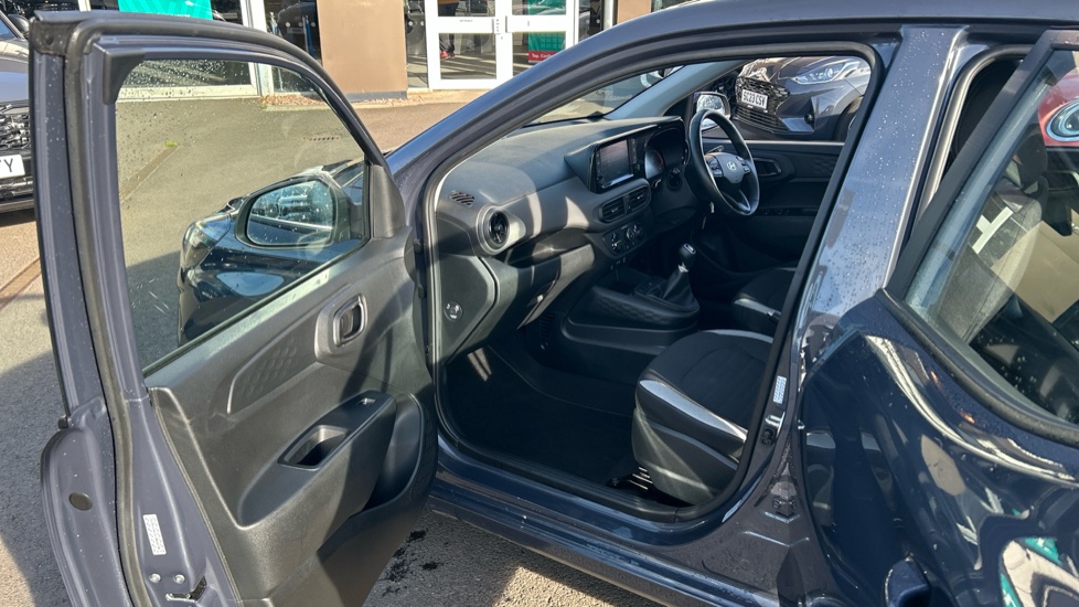 Hyundai i10 1.2 Advance 5dr Petrol Hatchback - Image 36