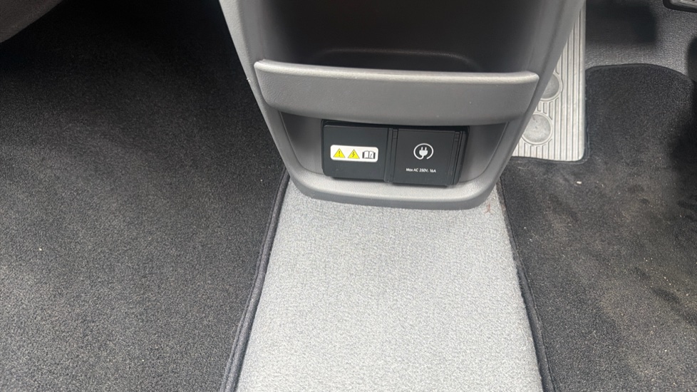 Hyundai INSTER 85kW Cross 49kWh 5dr Auto Electric Hatchback - Image 38