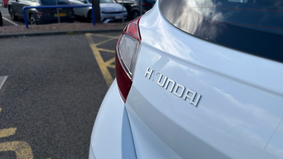 Hyundai i10 1.0 [63] Advance 5dr [Nav] Petrol Hatchback - Image 40