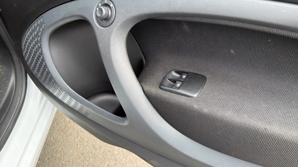 smart fortwo coupe 1.0 White Edition 2dr Auto Petrol Coupe - Image 26