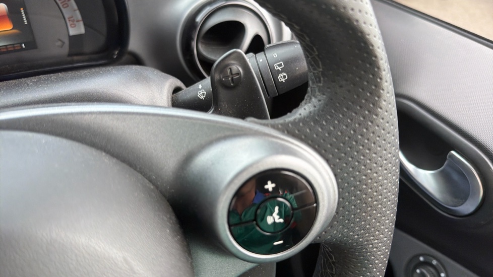 smart fortwo coupe 1.0 White Edition 2dr Auto Petrol Coupe - Image 32