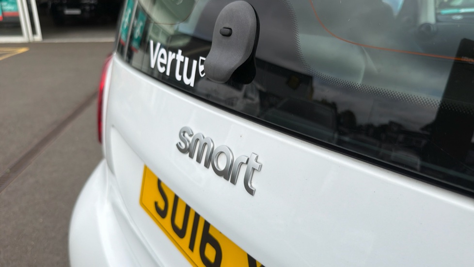 smart fortwo coupe 1.0 White Edition 2dr Auto Petrol Coupe - Image 42