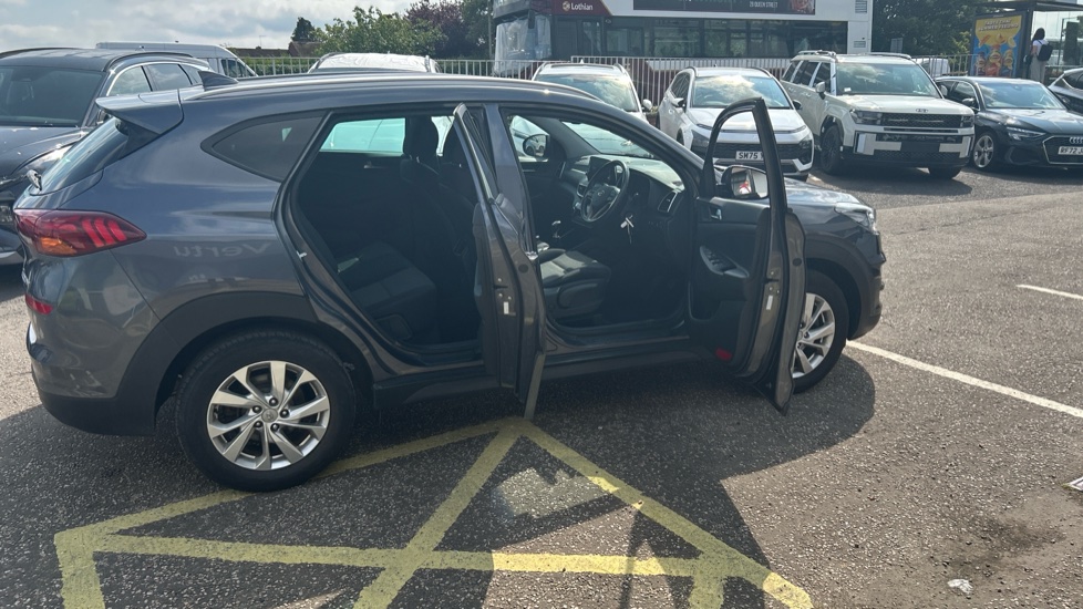 Hyundai TUCSON 1.6 GDi SE Nav 5dr 2WD Petrol Estate - Image 41