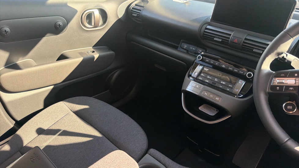 Hyundai INSTER 85kW 02 49kWh 5dr Auto Electric Hatchback - Image 14