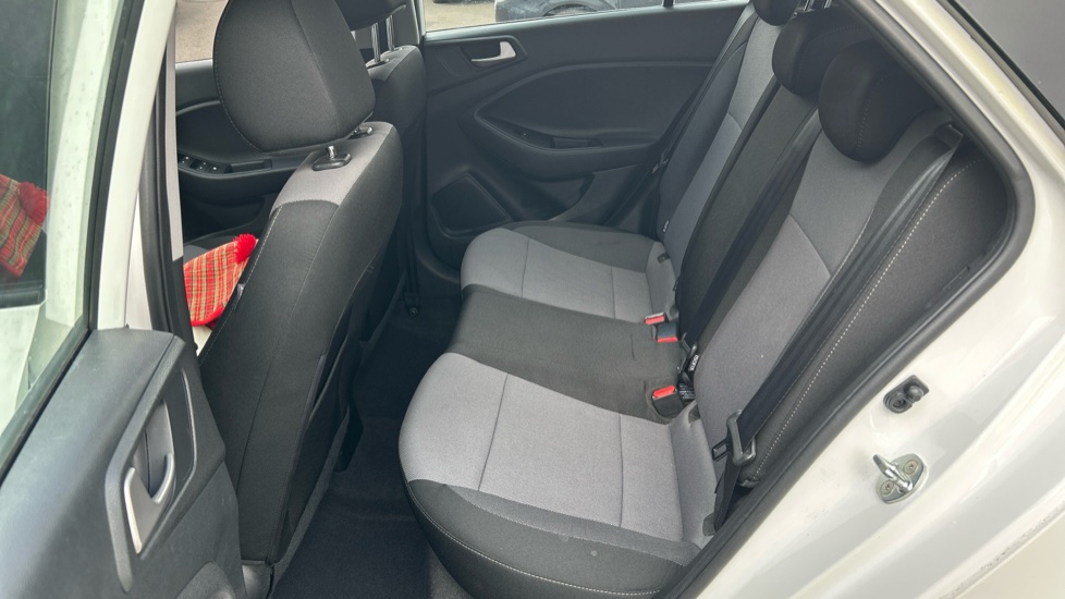 Hyundai i20 1.2 MPi SE 5dr Petrol Hatchback - Image 16
