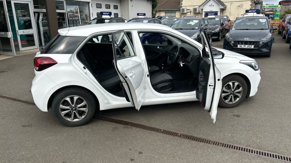 Hyundai i20 1.2 MPi SE 5dr Petrol Hatchback - Image 37