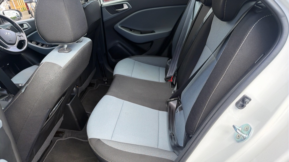 Hyundai i20 1.2 SE 5dr Petrol Hatchback - Image 16