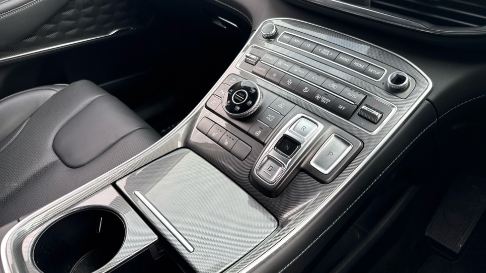 Hyundai SANTA FE 1.6 TGDi Plug-in Hybrid Premium 5dr 4WD Auto Estate - Image 13