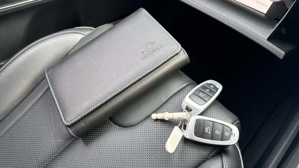Hyundai SANTA FE 1.6 TGDi Plug-in Hybrid Premium 5dr 4WD Auto Estate - Image 19