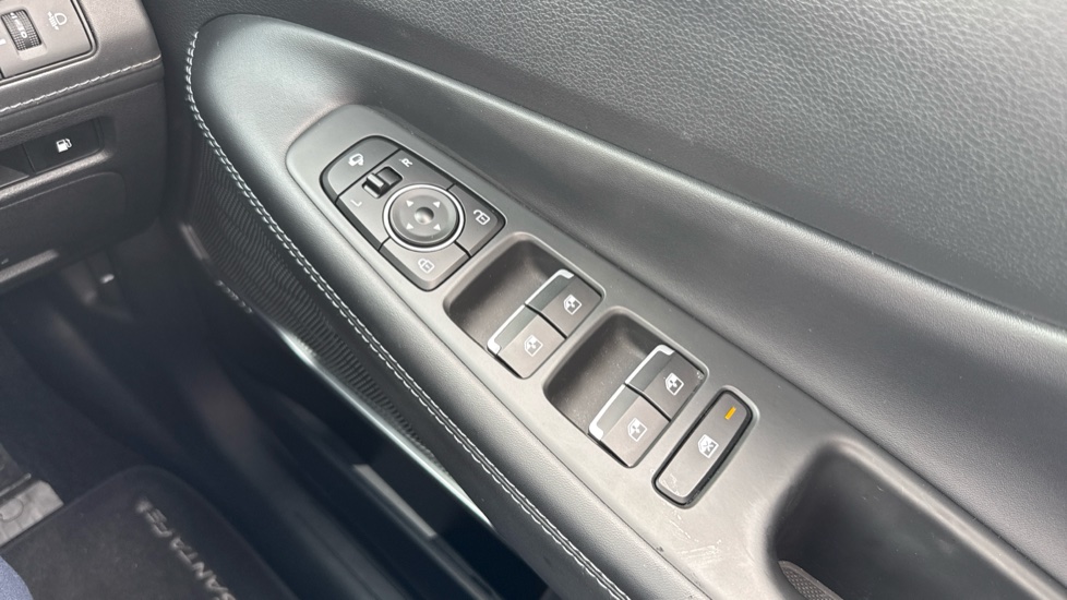 Hyundai SANTA FE 1.6 TGDi Plug-in Hybrid Premium 5dr 4WD Auto Estate - Image 26
