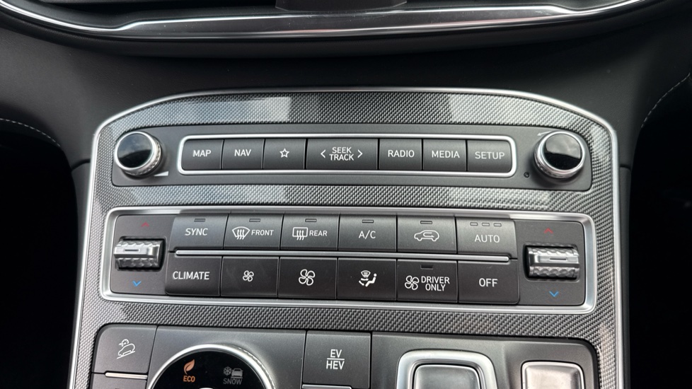 Hyundai SANTA FE 1.6 TGDi Plug-in Hybrid Premium 5dr 4WD Auto Estate - Image 30