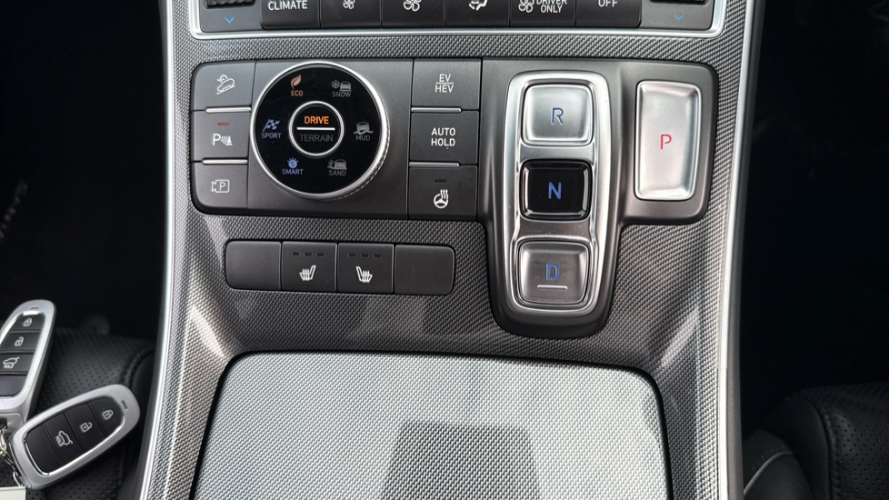 Hyundai SANTA FE 1.6 TGDi Plug-in Hybrid Premium 5dr 4WD Auto Estate - Image 31