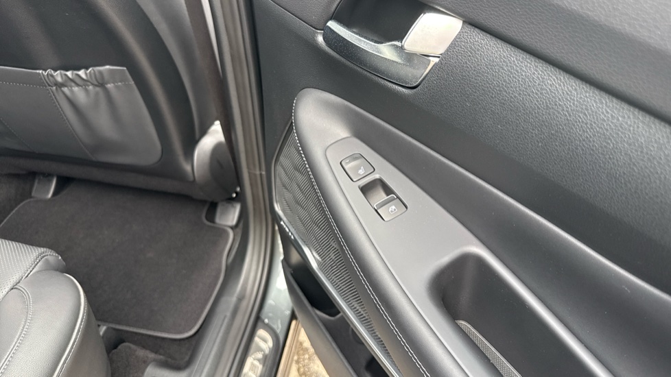 Hyundai SANTA FE 1.6 TGDi Plug-in Hybrid Premium 5dr 4WD Auto Estate - Image 37