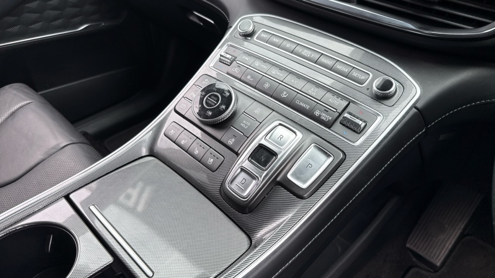 Hyundai SANTA FE 1.6 TGDi Plug-in Hybrid Ultimate 5dr 4WD Auto Estate - Image 13