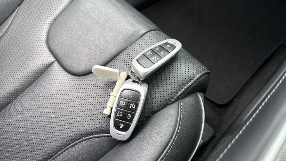 Hyundai SANTA FE 1.6 TGDi Plug-in Hybrid Ultimate 5dr 4WD Auto Estate - Image 20