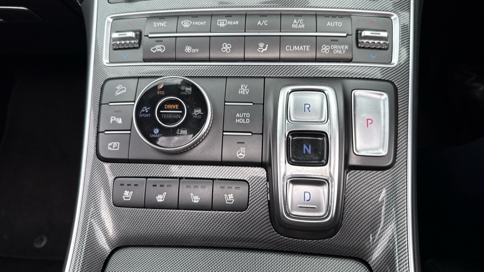 Hyundai SANTA FE 1.6 TGDi Plug-in Hybrid Ultimate 5dr 4WD Auto Estate - Image 31
