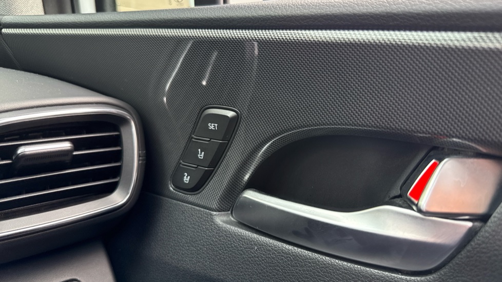 Hyundai SANTA FE 1.6 TGDi Plug-in Hybrid Ultimate 5dr 4WD Auto Estate - Image 34