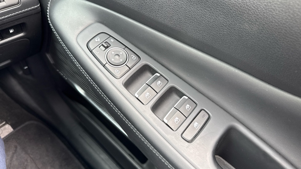 Hyundai SANTA FE 1.6 TGDi Plug-in Hybrid Ultimate 5dr 4WD Auto Estate - Image 36