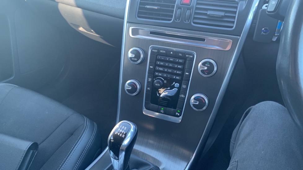 Volvo XC60 White Manual Auction | DealerPX