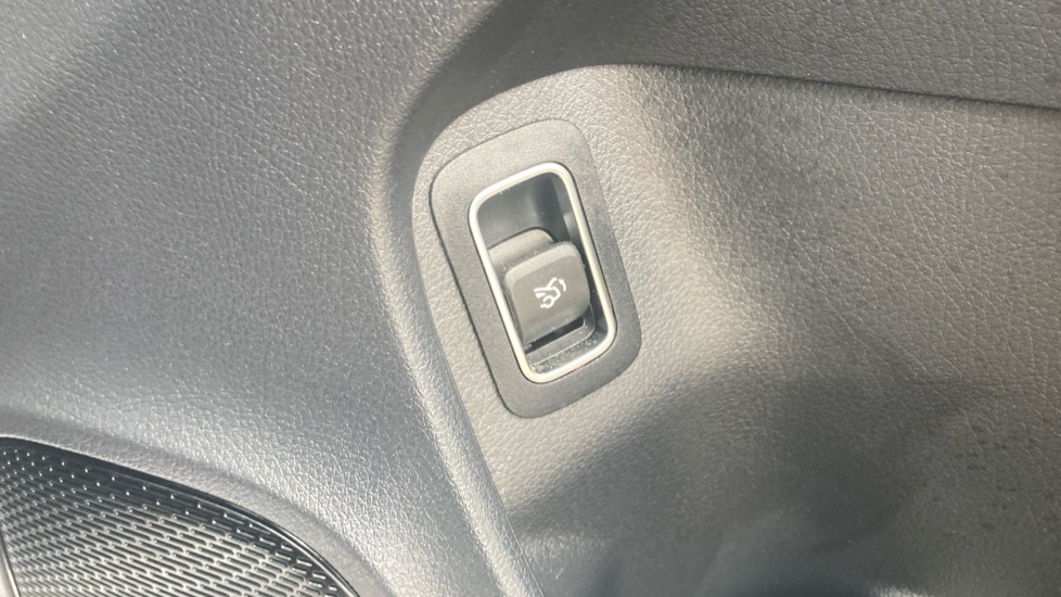 Mercedes-Benz CLA 180 AMG Line Premium Plus 4dr Tip Auto Petrol Saloon - Image 39