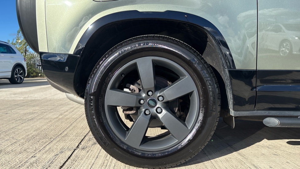 Land Rover Defender 3.0 D250 X-Dynamic HSE 90 3dr Auto Diesel Estate - Image 7