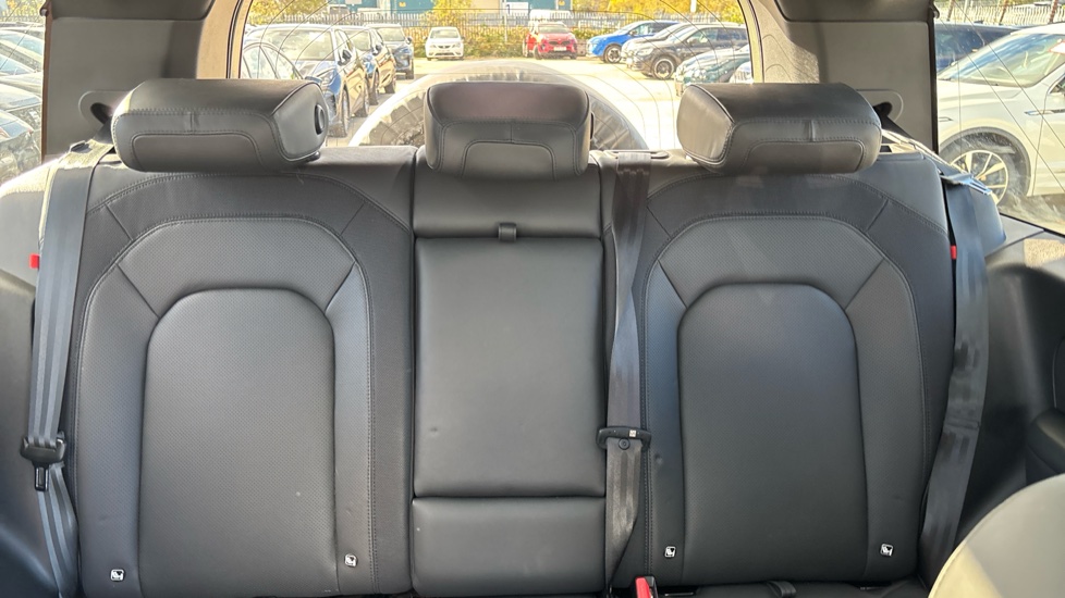 Land Rover Defender 3.0 D250 X-Dynamic HSE 90 3dr Auto Diesel Estate - Image 15