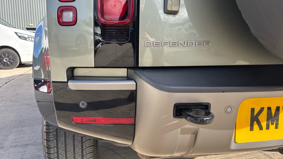Land Rover Defender 3.0 D250 X-Dynamic HSE 90 3dr Auto Diesel Estate - Image 23