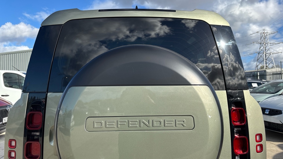 Land Rover Defender 3.0 D250 X-Dynamic HSE 90 3dr Auto Diesel Estate - Image 24